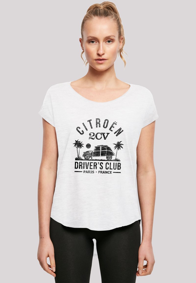 Weißes T-Shirt mit kurzen Ärmeln und rundem Ausschnitt, das ein schwarzes Grafikdesign eines Citroën 2CV, Palmen und den Schriftzug "DRIVER'S CLUB PARIS - FRANKREICH" zeigt.