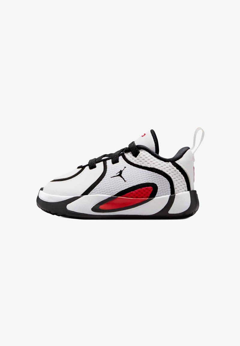 Biały, czarny i czerwony sportowy but z czarnymi sznurowadłami, siateczkową strukturą i logo Jumpman po boku, widoczny z zewnętrznej strony.