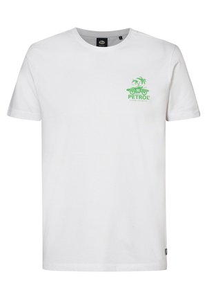 Weißes Baumwoll-T-Shirt mit kurzen Ärmeln. Auf der Vorderseite ist ein grüner Grafikdruck eines Palmenbaums und eines Auto-Logos mit dem Text "PETROL".