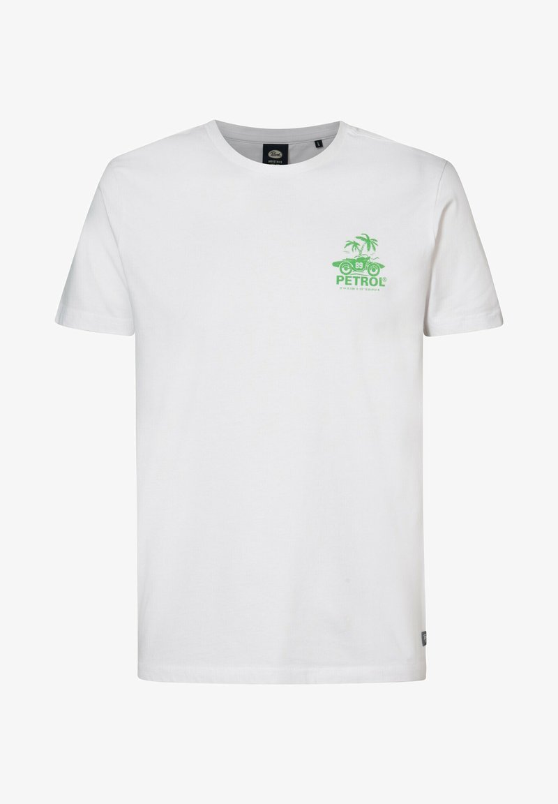 Hvid bomuld t-shirt med korte ærmer. Har et grønt grafiktryk af et palmetræ og et bil-logo med teksten "PETROL" på forsiden.