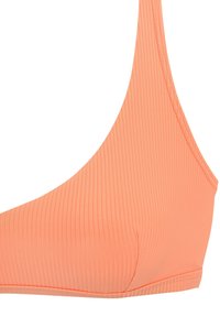Perzikkleurige geribbelde bikini top met brede banden, voorzien van een gladde textuur en een minimalistisch ontwerp, gestructureerd voor een comfortabele pasvorm.
