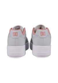 Graue Leder-Sneaker mit pinken Akzenten, gepolstertem Kragen, weißer Gummi-Sohle und einem Logodetail an der Ferse.