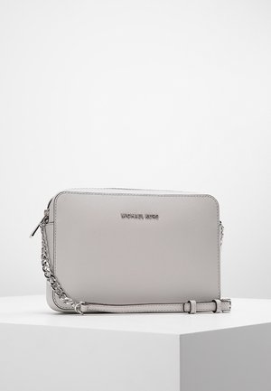 Grå læder crossover taske med en glat tekstur, sølvfarvet kædestropp og prægede logo på fronten. Rektangulær form.
