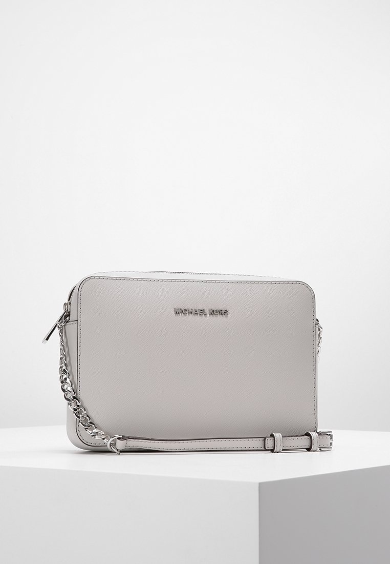 Šedá kožená kabelka přes rameno s hladkou texturou, řetízkem s kovovým povrchem a vyraženým logem značky na přední straně. Obdélníkový tvar.