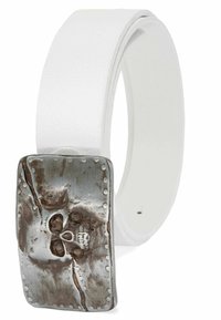 Ceinture en cuir blanc mettant en avant une boucle en métal argenté texturée avec un design de crâne et des rivets décoratifs le long des bords.