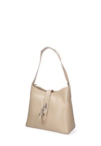 Borsa a mano in pelle beige con forma strutturata, un manico singolo e un accentuazione decorativa in metallo sul davanti. Texture liscia, design minimale.