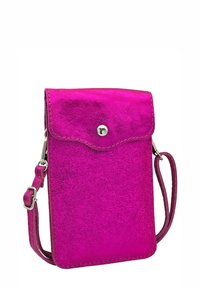 Sac bandoulière en cuir fuchsia avec fermeture à rabat, bouton pression argenté et sangle ajustable ; texture lisse et forme rectangulaire élégante.