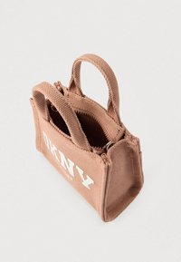 Kis barna textil kézitáska texturált felülettel, cipzáras záródással, két fogantyúval és fehér logóval. Kompakt kialakítás, ideális az alapvető dolgok hordozásához.