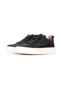 Zapatillas de ante negro con acentos texturizados, puntera redonda, cordones negros y una suela de goma blanca. Presentan un panel estampado sutil en el costado.