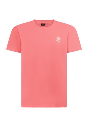 Koraalroze T-shirt met korte mouwen, voorzien van een klein wit palmbomenlogo en de tekst "protest" op de linkerborst.