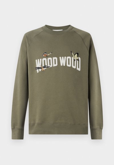 Olivenfarget sweatshirt med rund hals og raglanermer. Har broderte sommerfugler og teksten "WOOD WOOD" i hvitt.