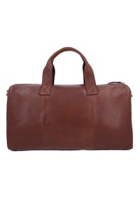 Brązowa skórzana torba podróżna z podwójnymi uchwytami u góry, gładką teksturą, zaokrąglonym kształtem i boczną kieszenią na zamek. Zawiera akcenty w postaci przeszyć.
