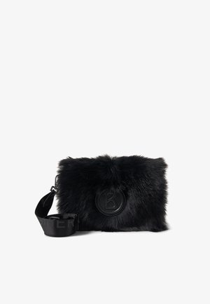 Černá kabelka přes rameno z chlupaté kožešiny s texturovaným povrchem, kulatým koženým logem a nastavitelným popruhem s raženým nápisem. Kompaktní obdélníkový tvar.