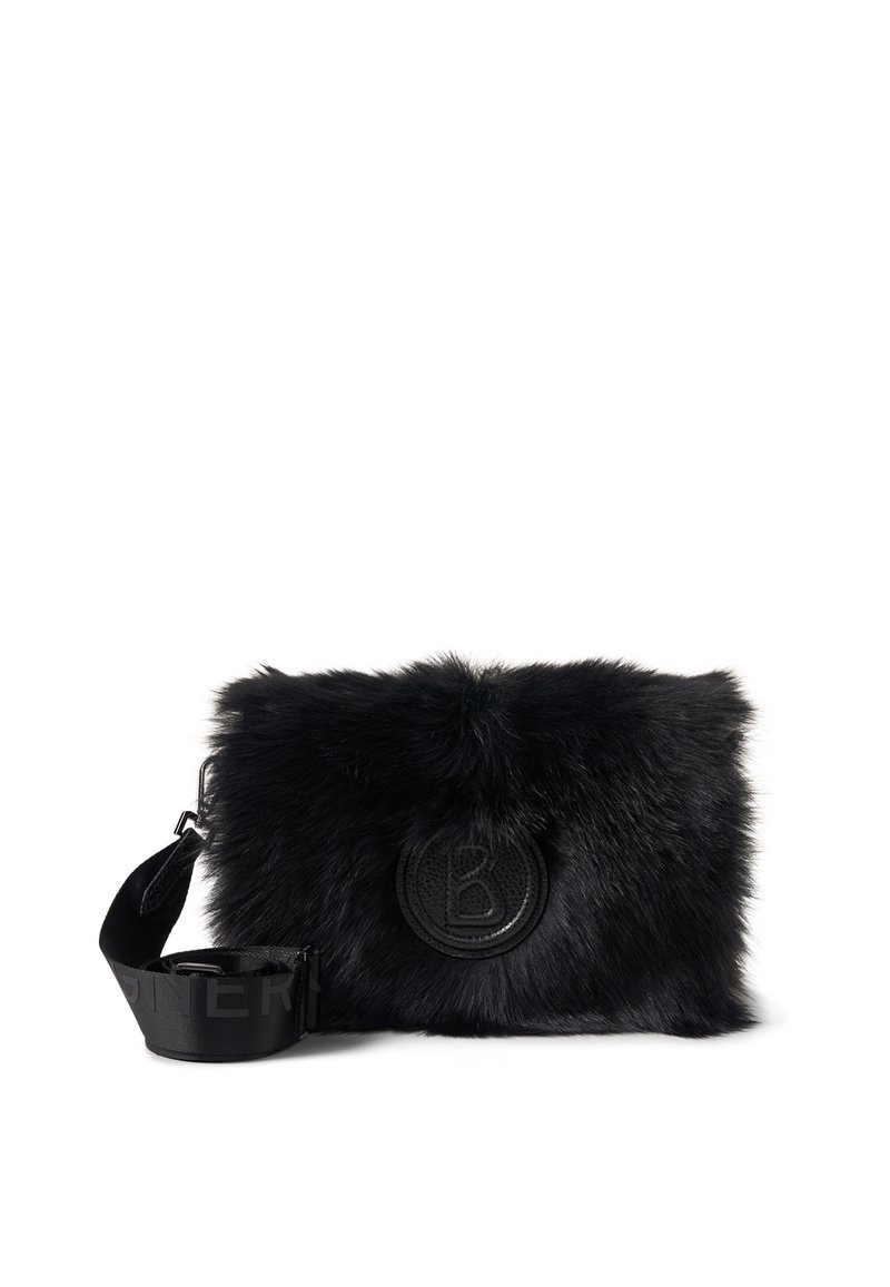 Sort pels crossbody-taske med tekstureret overflade, rundt læderlogo og justerbar rem med prægede bogstaver. Kompakt rektangulær form.