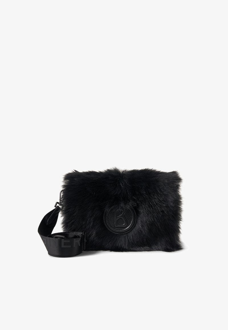 Sort pels crossbody-taske med tekstureret overflade, rundt læderlogo og justerbar rem med prægede bogstaver. Kompakt rektangulær form.