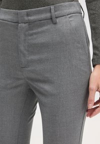 Szare sp tailored trousers o gładkiej teksturze, z płaskim przodem, kieszeniami bocznymi i szlufkami na pasek, prezentujące smukłą sylwetkę.