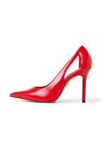 Scarpa con tacco alto in pelle vernice rossa con punta affilata, lati a taglio e un sottile tacco a stiletto. Texture liscia con una finitura lucida.