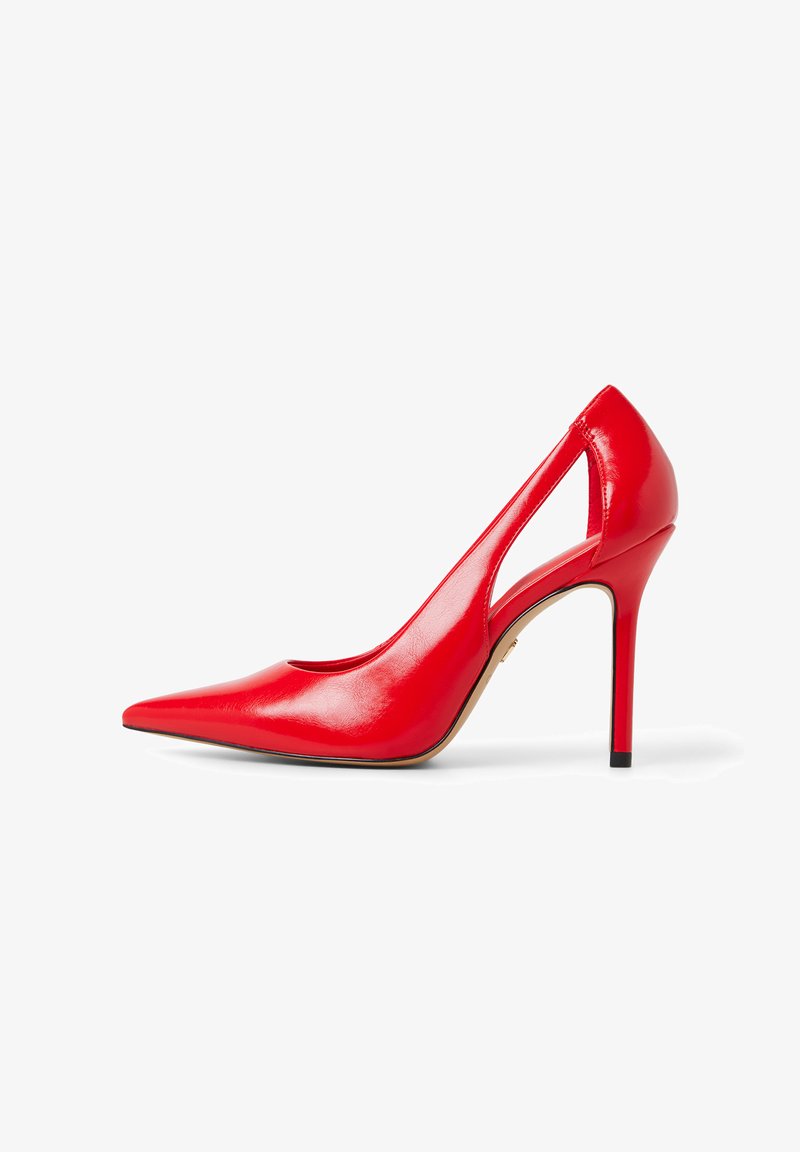 Scarpa con tacco alto in pelle vernice rossa con punta affilata, lati a taglio e un sottile tacco a stiletto. Texture liscia con una finitura lucida.