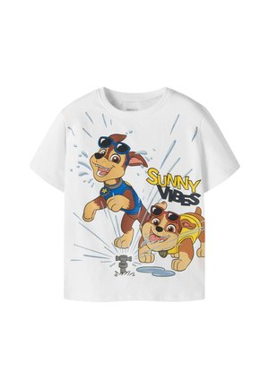 Deux chiens dessinés portant des lunettes de soleil jouant dans l'eau d'un arroseur avec le texte « Sunny Vibes » sur un t-shirt blanc.