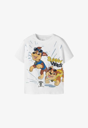 Deux chiens dessinés portant des lunettes de soleil jouant dans l'eau d'un arroseur avec le texte « Sunny Vibes » sur un t-shirt blanc.