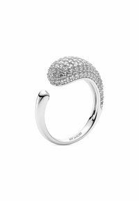 Silverfärgad öppen ring med ena änden slät och den andra prydd med små klara kristaller, graverad med "SIF JAKOBS" inuti ringen.