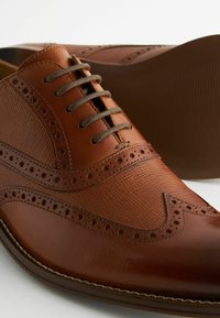 Next WING BROGUE - REGULAR FIT - Derbies & Richelieus - tan brown