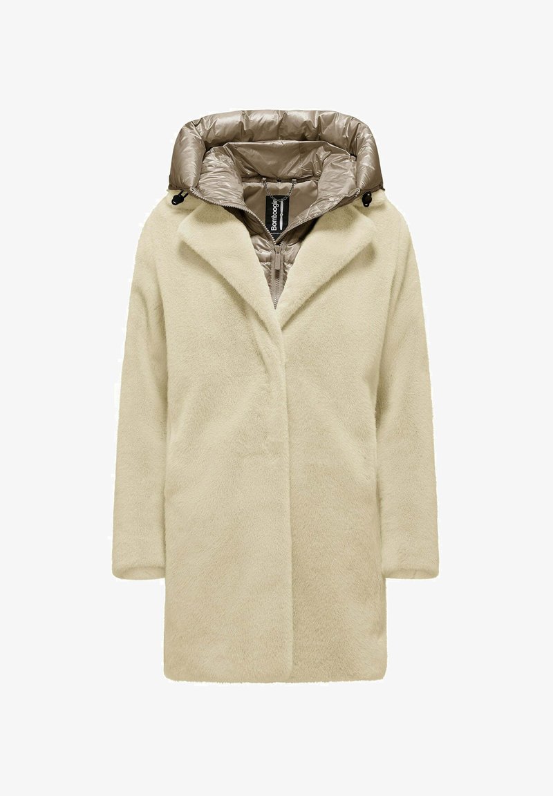 Crème-kleurige wolmix jas met een pluizige textuur en een afneembare beige gewatteerde capuchon. Voorzien van een enkele knoopsluiting en zijzakken.