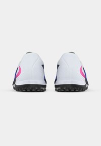 Λευκά αθλητικά παπούτσια με επάνω μέρος σε υφή, που διαθέτουν ροζ και μπλε λεπτομέρειες, στρογγυλεμένη μύτη και μαύρη λάστιχη σόλα με σχέδια πρόσφυσης.