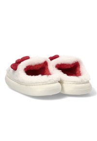 Zapatillas esponjosas blancas con acentos rojos, que presentan una textura suave y una forma redondeada. Un lazo decorativo en la parte frontal añade un detalle.