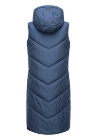 Modra pufasta jopica s kapuco, z vzorom v obliki chevrona, gladko teksturo in daljšo dolžino za dodatno toploto.