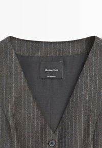 Ciemnoszary żakiet w paski z dekoltem w serek, czarną podszewką, pojedynczym czarnym guzikiem oraz metką "Massimo Dutti" wewnątrz kołnierza.