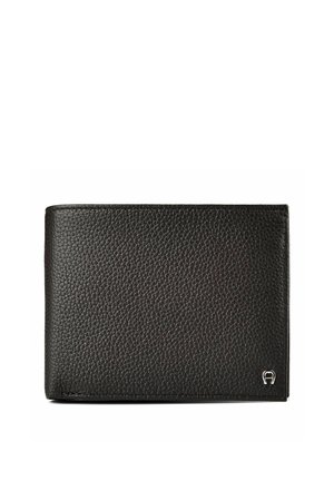 Schwarzes strukturiertes Leder-Bifold-Portemonnaie mit kleinem silbernem Logo in der unteren rechten Ecke, geschlossen auf weißem Hintergrund dargestellt.