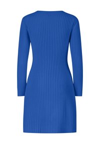 Långärmad blå ribbad klänning med en figurnära silhuett och rund hals. Det strukturerade tyget har vertikala ränder över hela.