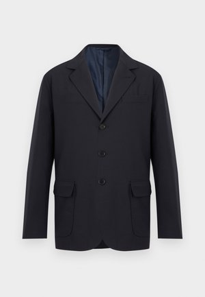 Czarna męska marynarka na jeden guzik z klapami z wycięciem, trzema guzikami z przodu, dwoma dolnymi kieszeniami z patkami oraz jedną wewnętrzną kieszenią na piersi, na białym tle.