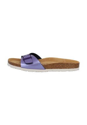 Chancla de cuero morado con un acento de hebilla, plantilla de corcho y suela de goma blanca. Diseño plano, estilo abierto en la punta.