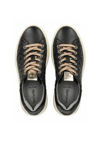 Schwarze Leder Sneakers mit strukturierten Details, beigen Schnürsenkeln und einem goldenen Logoakzent. Sie haben eine runde Zehenpartie und eine kontrastierende Sohle.