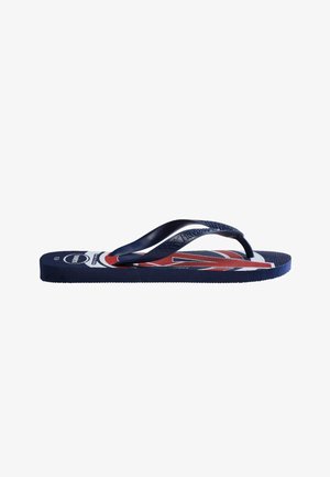 Infradito blu con il design della bandiera Union Jack in rosso, bianco e blu sul plantare, mostrata di profilo su sfondo bianco.