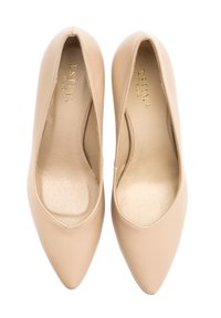 Beżowe skórzane szpilki z noskiem w kształcie spiczastym, charakteryzujące się gładką teksturą i minimalistycznymi detalami wewnętrznymi.