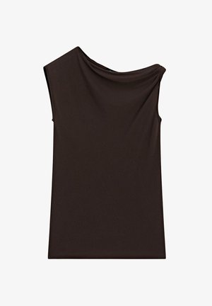 Ærmeløs mørkebrun top med bådformet udskæring og let drapering på den ene skulder.