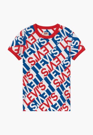 Biała koszulka z krótkim rękawem z czerwono-niebieskim ukośnym nadrukiem "LEVI'S" na całej powierzchni oraz czerwonym wykończeniem przy dekolcie i rękawach.