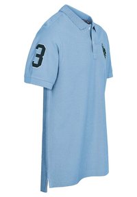 Polo bleu clair à manches courtes, col, patte de boutonnage, numéro trois noir sur la manche droite et logo sombre sur la poitrine.