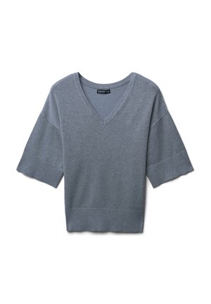 Grauer kurzärmeliger V-Ausschnitt-Strickoberteil mit gerippten Bündchen und Saum, flach auf weißem Hintergrund.