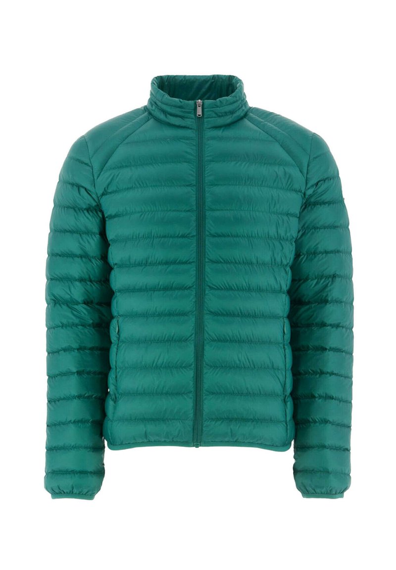 Groene pufferjack met een hoge kraag, horizontaal gewatteerd design, volledige voorknoopsluiting en elastische manchet. Gladde, lichte textuur.