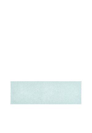 Bande de tissu rectangulaire bleu clair avec une texture douce isolée sur fond blanc.