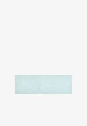 Bande de tissu rectangulaire bleu clair avec une texture douce isolée sur fond blanc.