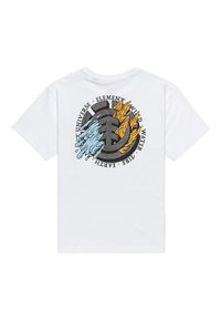 Witte katoenen t-shirt met een kleurrijk grafisch ontwerp met vlam- en waterelementen, een cirkelvormig logo en de tekst "ELEMENT AARD WATER VUUR."