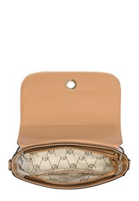 Bolso de mano de cuero marrón claro con un diseño de apertura, cuenta con un cierre de hardware dorado, forro beige con un patrón de logo y un bolsillo interior con cremallera.