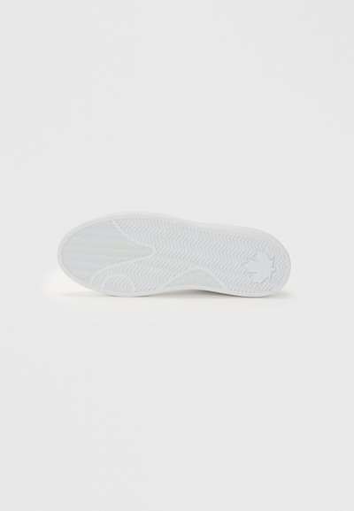 Semelle de sneaker blanche avec un motif en chevrons texturé et un logo de marque. Matériau en caoutchouc lisse, bords arrondis et section de bout arrondie.