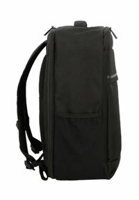 Zwarte rugzak met een rechthoekige vorm, van stofmateriaal, met ritssluiting, zijvak en reflecterende accenten. Verstelbare schouderbanden.