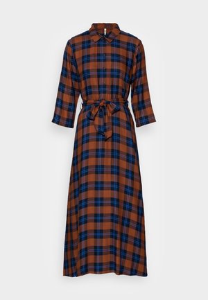 Robe à manches longues à carreaux marron et bleu avec des boutons sur le devant et une ceinture nouée à la taille.